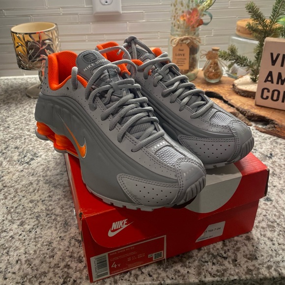 NIKE Shox R4 - Picture 1 of 5